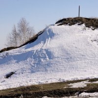 Еще лежит на склонах снег. :: сергей 