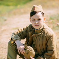 Мальчик в военной форме. На привале :: Евгений Николаев
