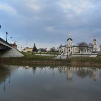 Вид на реку Коломенка и храм архангела Михаила (панорама) :: Александр Буянов