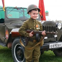 Мальчик в военной форме :: Евгений Николаев