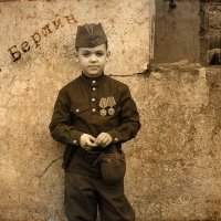 Мальчик в военной форме на 9 мая :: Евгений Николаев