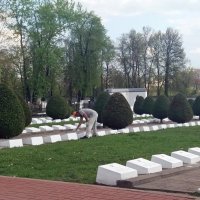 Подготовка к 9 Мая на воинском мемориале Скорбященского кладбища :: Galina Solovova