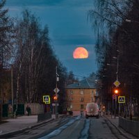 Луна приоткрыла личико из-за плотных туч на несколько секунд) Майское полнолуние в Ухте, 2:38 ночи :: Николай Зиновьев