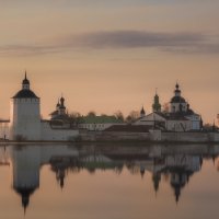 Ранним утром под стенами монастыря... :: Дмитрий Шишкин