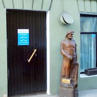 У дома №18 по улице Крепостной появилась деревянная скульптура Илмаринена. :: Валерий Новиков