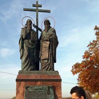 Памятник Кириллу и Мефодию в Коломне и случайные прохожие,попавшие в кадр :: Galina Solovova
