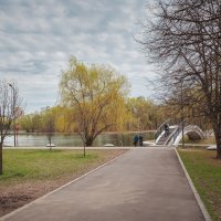 В весеннем парке... :: Сергей Кичигин