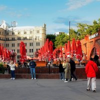 Площадь Революции в красных тонах. :: Татьяна Помогалова