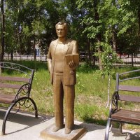 Скульптура поэта  Анатолия Сорокина  в Бердском парке . :: Мила Бовкун