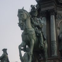 Фрагмент Памятника Марии-Терезии :: Осень 