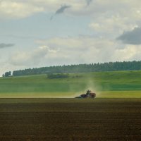 По полям по полям едет красный трактор :: Владимир Кириченко