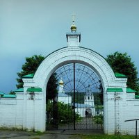 Свято - Успенский Космин Яхромский мужской монастырь ( главный вход -дождь прератился) :: Владимир Шошин