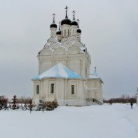 .. на фоне тусклого зимнего неба , церковь в наряде из снега стоит... :: galalog galalog