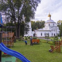 Детская площадка у храма :: Сергей Цветков