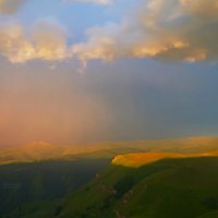 Радуга в утренний дождь в горах :: Сергей Беляев