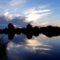 Летний закат, отражение в реке :: Антонина Гугаева