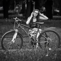 Девушка, телефон и велосипед... :: Сергей Кичигин