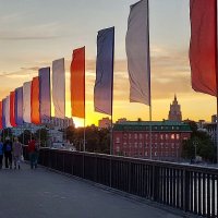 Москва. Крымский мост. Флаги на закате :: Минихан Сафин