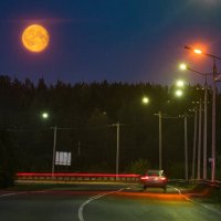 Апельсин восходящей Луны 1 сентября в Ухте :: Николай Зиновьев