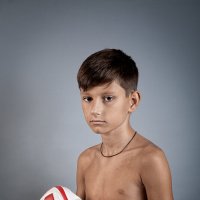 Мальчик и испорченный мяч :: Елена Лагода