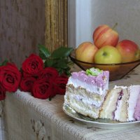 Натюрморт с тортиком и красными розами :: Татьяна Смоляниченко