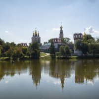 вид на Новодевичий монастырь с Новодевичьих прудов :: Алексей Клименко