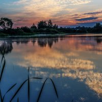 Рассвет на озере. :: Владимир Безбородов