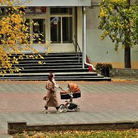 Осенью по бульвару с малышом! :: Владимир 