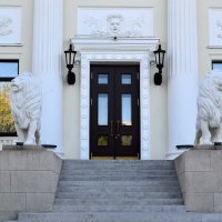 Львы на страже. правый вход в здание НЭТ, Волгоград :: Александр Стариков