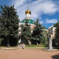 Пятигорск , Скорбященская церковь, почему здесь стоит памятник Пушкину не знаю. :: Евгений Седов