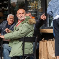 Зимой в тель-авивском уличном кафе пожилые мужчины что-то увидели и обернулись посмотреть :: Дмитрий Садов