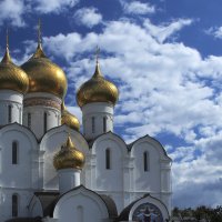 Золотые купола Успенского кафедрального собора в Ярославле :: Oleg S