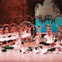 Сцена Оживлённый сад из балета "Корсар" :: Лидия Бусурина