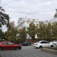 Вид на оперный театр Волгограда. :: Юрий ГУКОВЪ
