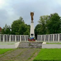 Братская могила советских воинов :: Сергей Карачин