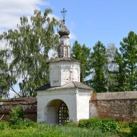 Суздаль.... От Троицкого монастыря остались только въездные ворота.... :: Galina Leskova