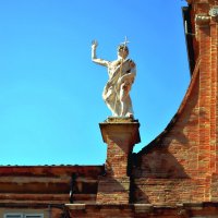Скульптура на  церкви Сан-Джованни Баттиста в Римини :: Ольга Довженко