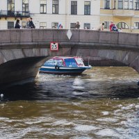 Второй Зимний мост-Любопытный катер. :: Александр Русинов