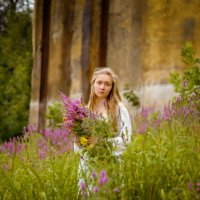 Девушка с букетом полевых цветов :: Павел Сытилин