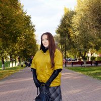 Любимая супруга Татьяна на прогулке по аллее :: Борис Русаков