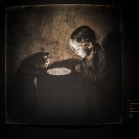 На выставке фотографа Андрея Прохорова. Маленькая девочка и кот Том. :: Магомед .