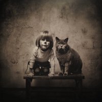 На выставке фотографа Андрея Прохорова. Маленькая девочка и кот Том. :: Магомед .
