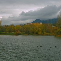 Осеннее озеро в предгорьях :: M Marikfoto
