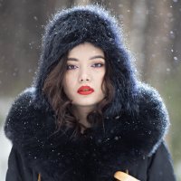 Девушка и снег. :: Алексей Хаустов