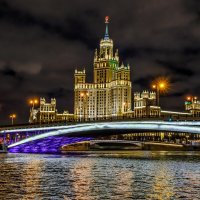 Высотка На Котельнической набережной с мостом :: Георгий А