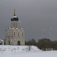 Храм Покрова-на-Нерли в снегопад :: Сергей Цветков