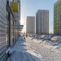 Снег и солнце в городе :: Валерий Иванович