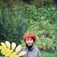 Осенний портрет с листом орешника :: Евгений Золотаев