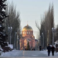 Аллея Героев Волгограда ведет к храму Александра Невского :: Александр Стариков