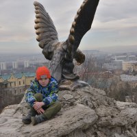 Малыш возле скульптуры орла :: AngussGrand Gusev